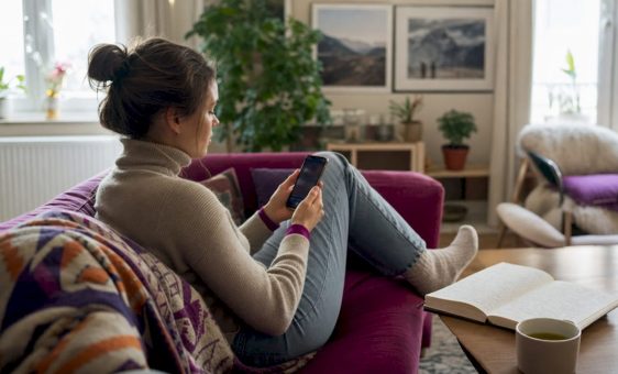 UK traveller using smartphone for rate alerts